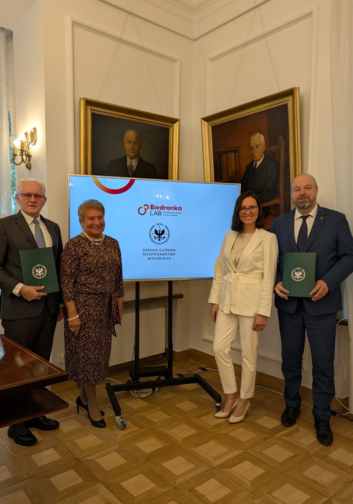 Zdjęcie wykonane podczas podpisywania porozumienia SGGW z Jeronimo Martins Polska. Na fotografii Rektor SGGW Michał Zasada, Dyrektor Instytutu Nauk o Żywieniu Człowieka Krystyna Gutkowska, Członek Zarządu Jeronimo Martins Polska Jarosław Sobczyk oraz Dyrektor Działu Rozwoju Jakości i Kontroli Marki Własnej w sieci Biedronka, Justyna Szymani