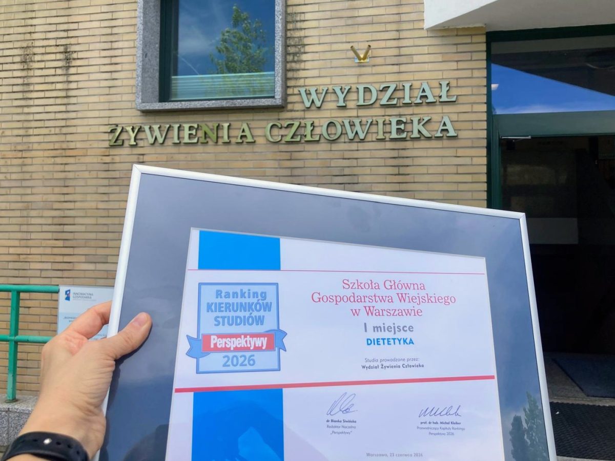 Zdjęcie przedstawia budynek Wydziału Żywienia Człowieka, na którego tle prezentowany jest dyplom dla kierunku Dietetyka który zyskał I miejsce w rankingu kierunków studiów w Polsce PERSPEKTYWY